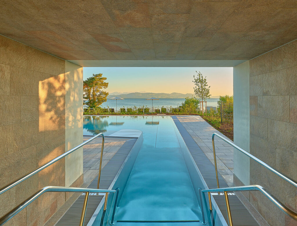 Indoor Pool mit Aussicht auf den Bodensee