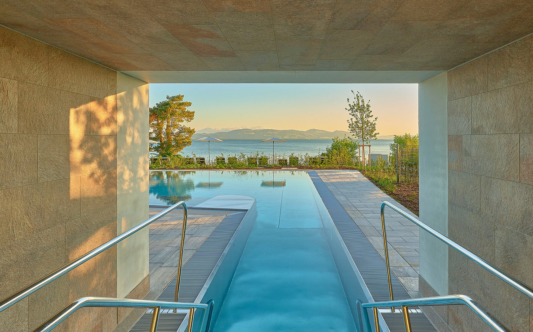 Indoor Pool mit Aussicht auf den Bodensee