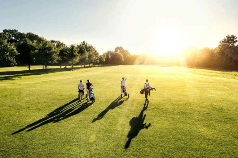 4 Menschen auf dem Golfplatz