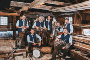 Eine Gruppe vom Musikern mit Instrumenten