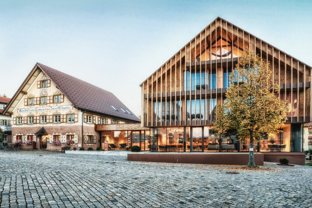 Das Ellgass Allgäu-Hotel im Herbst. Eingang vom Hotel und Hofwirtschaft.