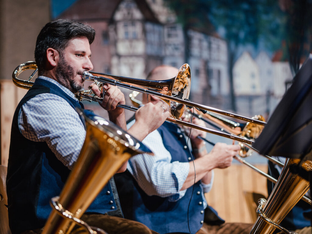 Musiker spielt Trompete