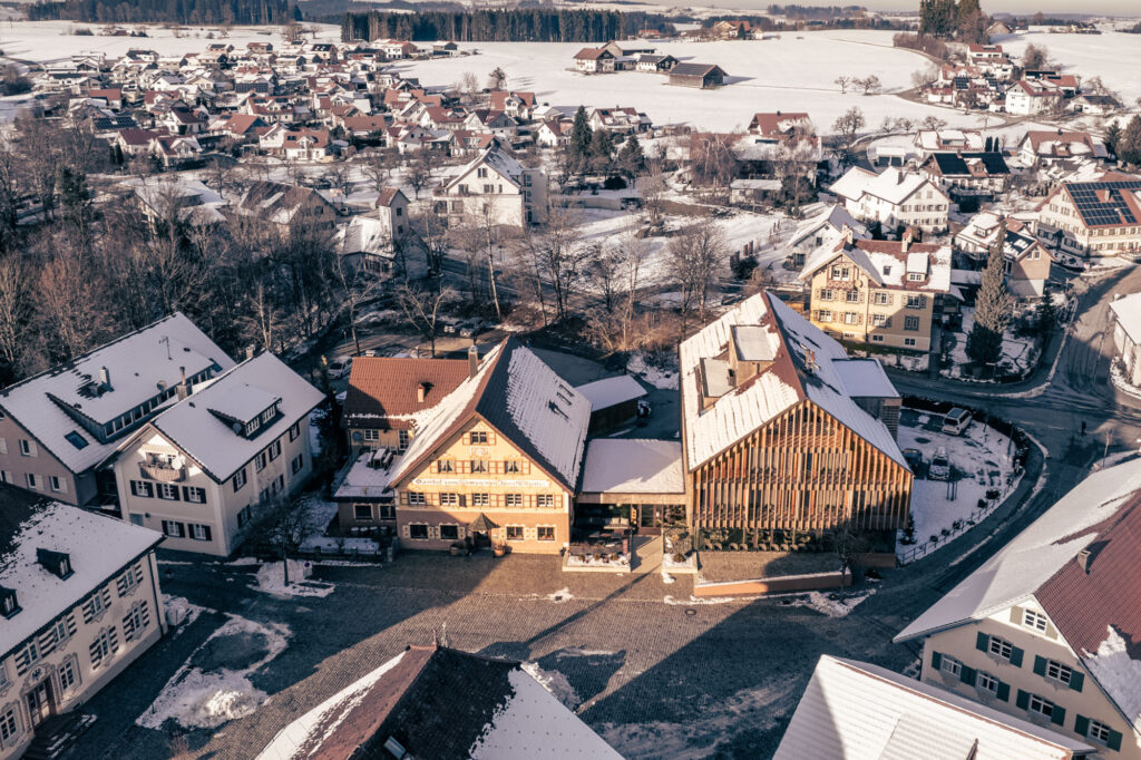 Das Ellgass Allgäu-Hotel im winterlichen Dorf