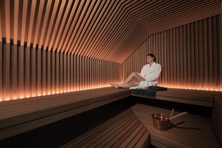 Frau im Bademantel in der Sauna