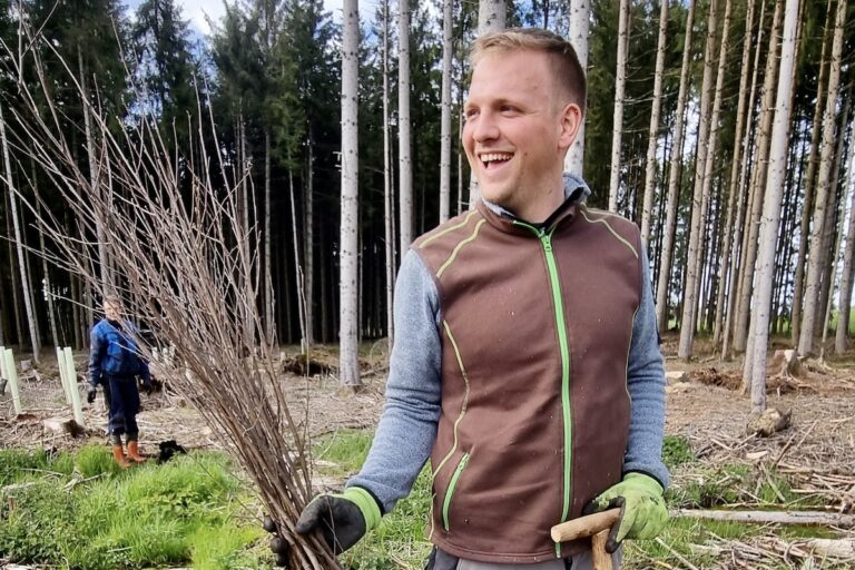 Felix Ellgass hilft bei der Aktion "1000 Bäume pflanzen" im Wald