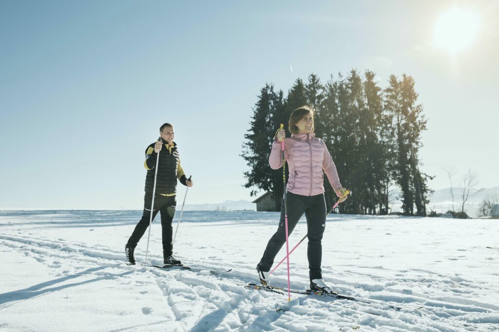 Mann und Frau beim Langlaufen im Schnee