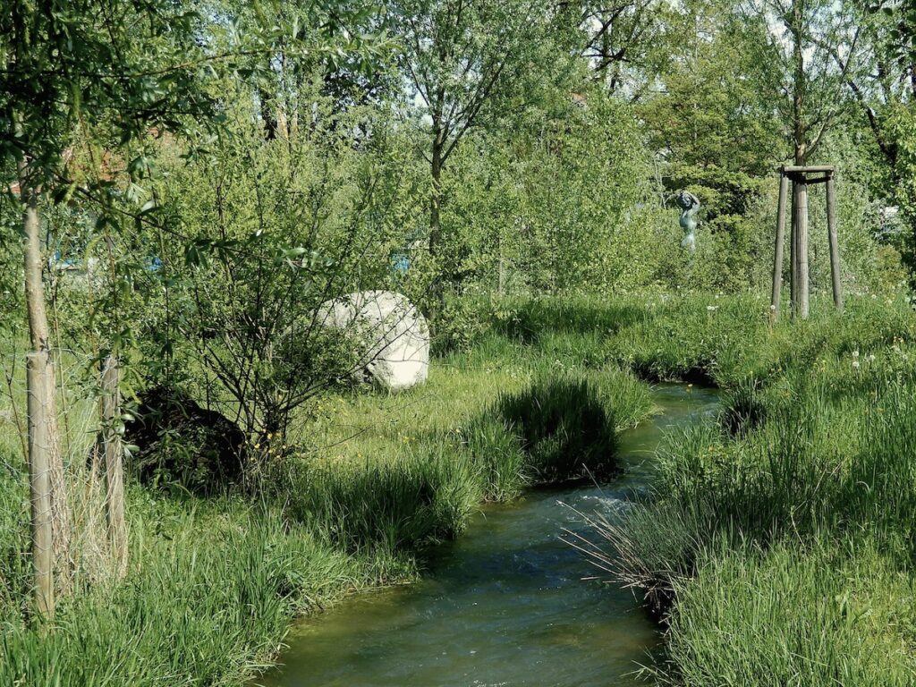 Ein Bach auf einer grünen Wiese