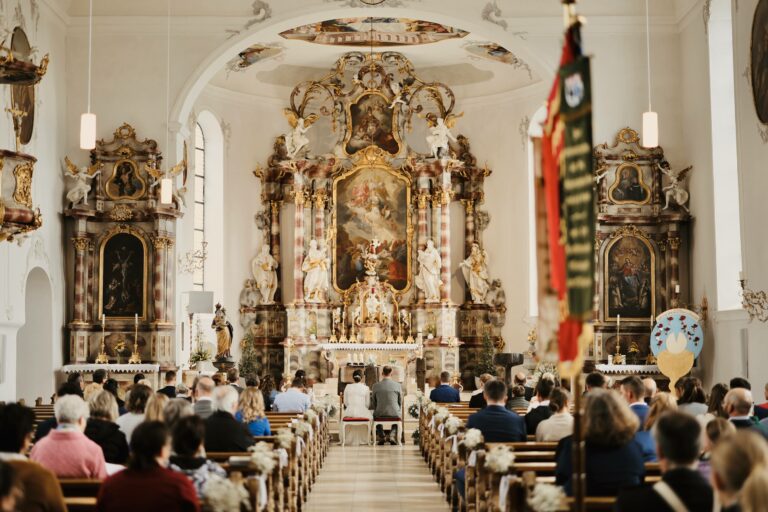Eine Trauung in der Kirche mit vielen Personen.
