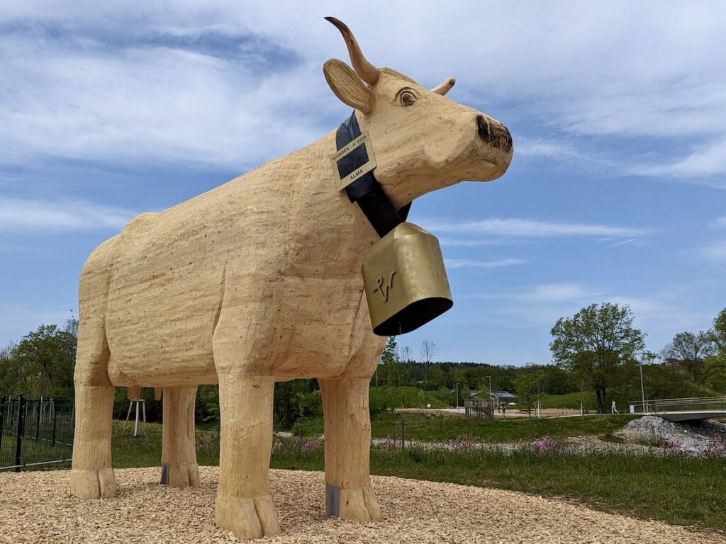 Eine große Kuh aus Holz 
