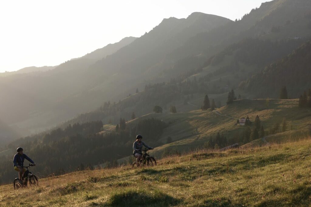 Zwei Personen mit dem Fahrrad in der Natur