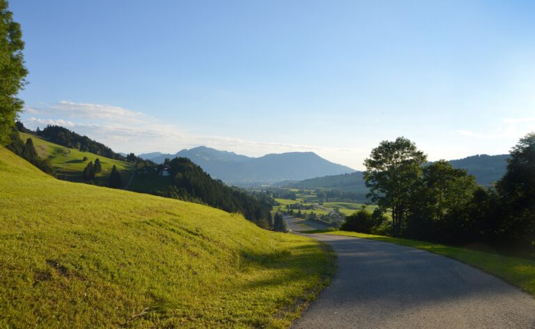 Grüne Wiesen und Bergblick im Allgäu